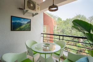Un balcon sau o terasă la Alaya Stays 3 BHK with Plunge Pool, Kid's Nook & Terrace - Casa Bella Vista +100 fotografii