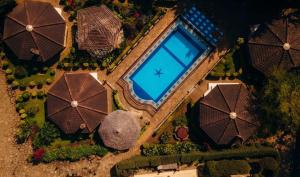 eine Draufsicht auf einen Swimmingpool mit Sonnenschirmen in der Unterkunft Gafa House lodge in Sokon