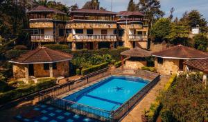 eine Luftaufnahme eines Hauses mit Swimmingpool in der Unterkunft Gafa House lodge in Sokon