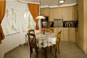 una cocina con mesa y sillas y una cocina con mesa y sillón. en Residenz Ambassador B01 en Leukerbad