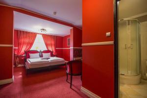 Postel nebo postele na pokoji v ubytování Hotel Fryderyk