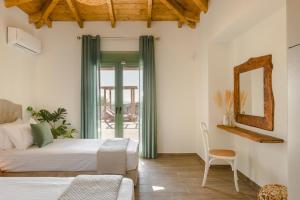 KaravádhosにあるDionisis Villa by Vintage Travelのベッドルーム1室(ベッド1台、鏡、椅子付) +25枚の写真