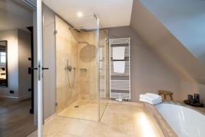 Et badeværelse på Hausteil Üüs Droom Hüs, Tinnum, Sylt + 17 billeder