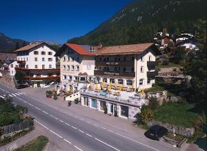 eine Luftansicht einer Stadt mit einem Berg in der Unterkunft Hotel Am Reschensee in Reschen