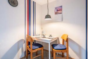 ノルトシュトラントにあるFerienhaus Sorgenfreiの小さなテーブル(椅子2脚、時計付) +22枚の写真