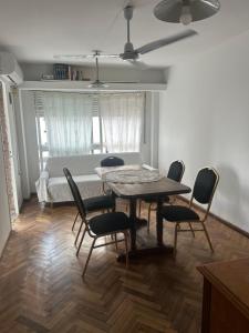 Un comedor con una mesa y sillas y una cama. en Rosario centro, en Rosario 14 fotos más