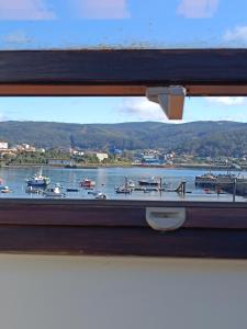 Blick auf einen Hafen mit Booten im Wasser in der Unterkunft Tralla in Corcubión
