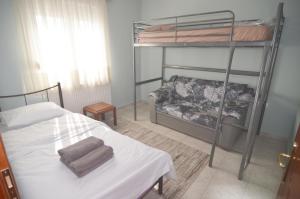 1 dormitorio con litera junto a una litera en Barbara's country house Kastoria, en Vogatsiko 10 fotos más