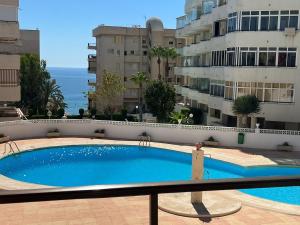 ein großes Schwimmbad vor einem Gebäude in der Unterkunft Apartamento en Arenales del Sol con terraza y vistas al mar in Arenales del Sol