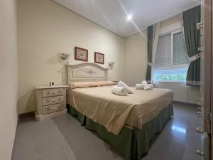 ein Schlafzimmer mit einem Bett, einer Kommode und einem Fenster in der Unterkunft Apartamento en Arenales del Sol con terraza y vistas al mar in Arenales del Sol + 16 Fotos