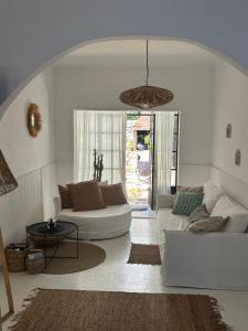 ein Wohnzimmer mit Sofa und Tisch in der Unterkunft Casa Estilo Mediterráneo Jujuy in San Salvador de Jujuy