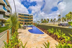 une piscine devant un bâtiment dans l'établissement MANA BEACH MURO ALTO - by MB 016, à Porto de Galinhas