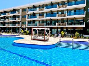 une piscine devant un bâtiment dans l'établissement MANA BEACH MURO ALTO - by MB 016, à Porto de Galinhas 11 autres photos