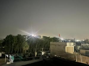 una vista desde el techo de un edificio por la noche en Hilltop Retreat Near Gomatgiri, en Indore