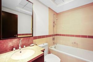 Ένα μπάνιο στο Silkhaus cozy central studio in Downtown in 29 Boulevard