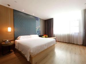 Postel nebo postele na pokoji v ubytování Ibis Styles XM Zhongshan Hotel