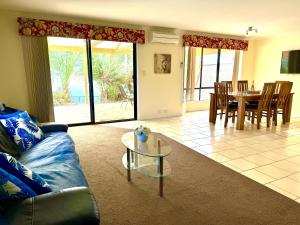 Χώρος καθιστικού στο Lakeside Getaway - 4br Jetty, Wi-fi, Waterfront +26 φωτογραφίες
