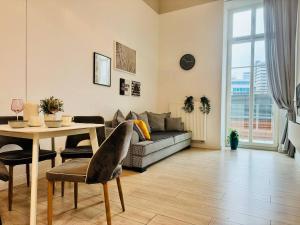 salon z kanapą i stołem w obiekcie AbsyntApartments 24 Rynek Wrocław we Wrocławiu
