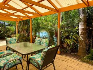 Κήπος έξω από το Lakeside Getaway - 4br Jetty, Wi-fi, Waterfront