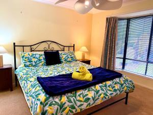 Ένα ή περισσότερα κρεβάτια σε δωμάτιο στο Lakeside Getaway - 4br Jetty, Wi-fi, Waterfront