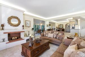 Khu vực ghế ngồi tại Villa Melia Athenian Riviera