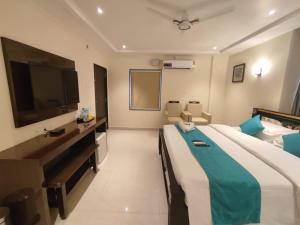 TV a/nebo společenská místnost v ubytování Jazzy Beach Guest Rooms