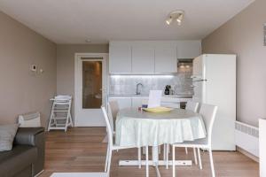 une cuisine et une salle à manger avec une table et des chaises dans l'établissement Cozy studio with harbor view in Blankenberge, à Blankenberge