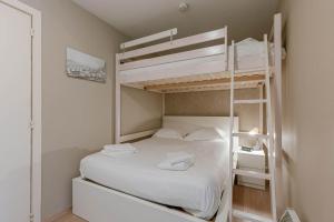 une chambre avec deux lits superposés dans une pièce dans l'établissement Cozy studio with harbor view in Blankenberge, à Blankenberge 23 autres photos