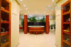 Don Giovanni Hotel Prague - Great Hotels of The World的电视和/或娱乐中心