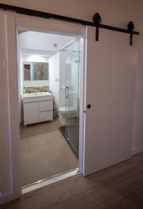 Phòng tắm tại Deluxe Suite Alvear Cáceres