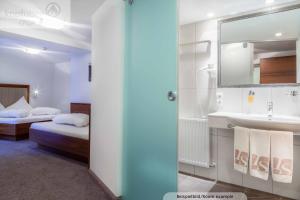 pokój hotelowy z łóżkiem i umywalką w obiekcie Ischgl Suite w mieście Ischgl
