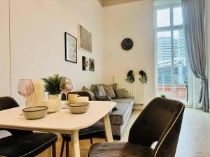 salon ze stołem i krzesłami w obiekcie AbsyntApartments 24 Rynek Wrocław we Wrocławiu