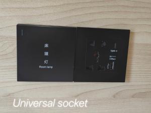 バンコクにあるMoMoYa Houseの木製テーブルの上に座る黒いリモコン