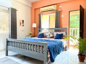 Giường trong phòng chung tại Serene 3BHK Upscale Apt in CityCenter by SeraiStays