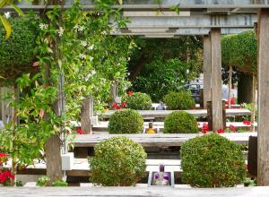 WavehorneにあるThe Woolpack Innの花の庭園の木製ベンチ