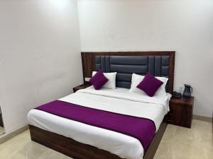 Postel nebo postele na pokoji v ubytování Hotel Ganga Palace - Agra Dasaprakash Restuarant