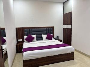 Postel nebo postele na pokoji v ubytování Hotel Ganga Palace - Agra Dasaprakash Restuarant