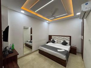 Postel nebo postele na pokoji v ubytování Hotel Ganga Palace - Agra Dasaprakash Restuarant + 37 fotografií
