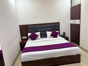 Postel nebo postele na pokoji v ubytování Hotel Ganga Palace - Agra Dasaprakash Restuarant