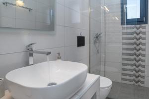 Phòng tắm tại Sunny & Blue +22 ảnh