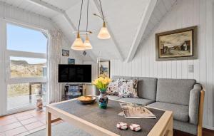 Televiisor ja/või meelelahutuskeskus majutusasutuses Holiday Home Skodbovej Hvide Sande Vi