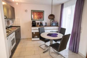 a kitchen with a table and chairs in a kitchen at Ferienwohnung im Atelierhaus in Meersburg