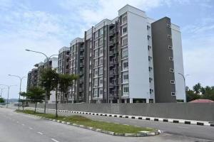 クアにあるSoft Langkawi 06の道路脇の大きなアパートメントビル