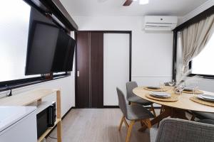 eine Küche und ein Esszimmer mit Tisch und Stühlen in der Unterkunft European villa in Tokio