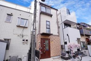 ein Backsteingebäude mit einer Wasserleitung an der Seite in der Unterkunft European villa in Tokio