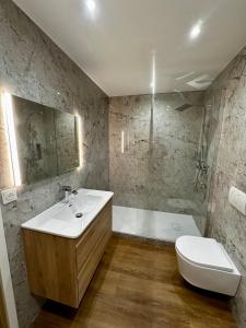 Ванная комната в Superbe appartement 2 pièces avec piscine