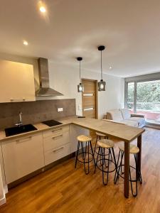 Кухня или мини-кухня в Superbe appartement 2 pièces avec piscine
