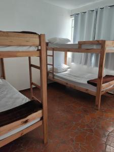ベロオリゾンテにあるHostel união Bhの二段ベッドが3つある部屋