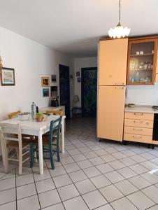 a kitchen with a table and chairs in a room at Cinque Tomoli SINTROPICA in Ventotene