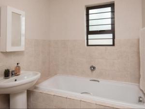 bagno con vasca bianca e lavandino di The Beach Palace Ramsgate a Margate